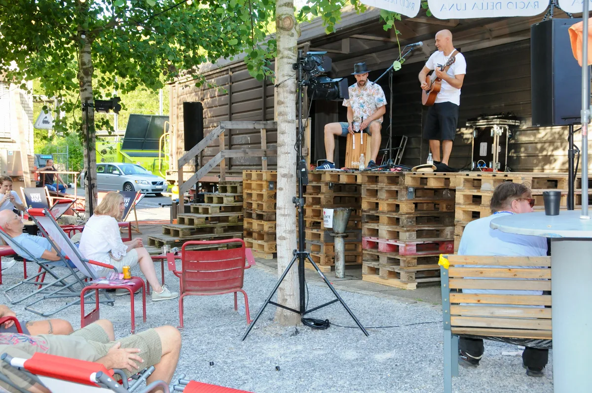 Man sieht ein Konzert auf einem Eisenbahnwagen.